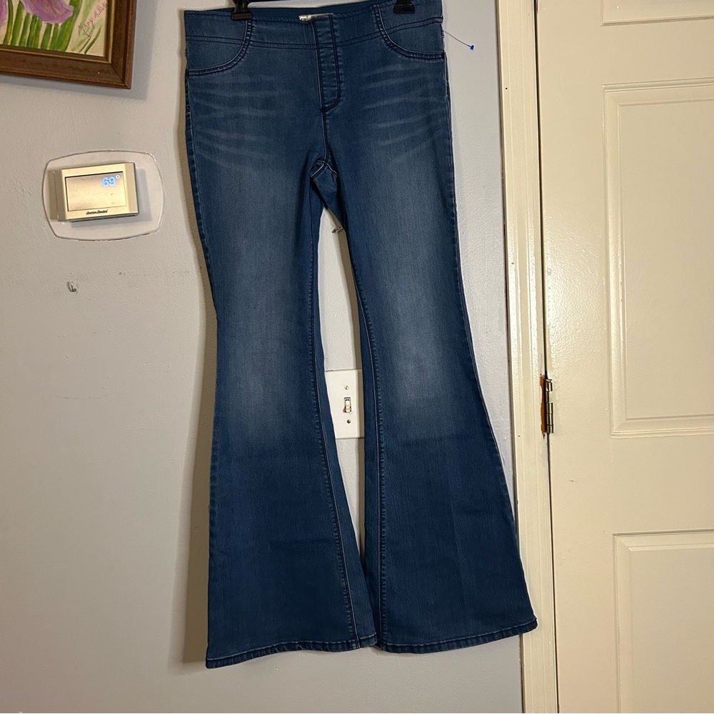 Free People  Dark Wash Denim Flare Jean  size 30 trendy denim